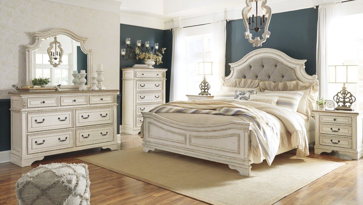 ♥️Realyn Chipped White Panel Bedroom Set

♥️ Same Day Delivery 🚛