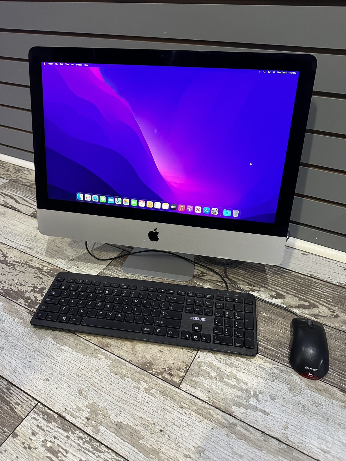 iMac 21.5” i5 8GB RAM 1TB Excellent Condition W/ Photoshop And Illustrator 2020, MS Office Suite And More!