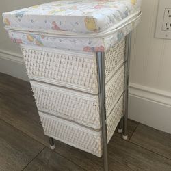 VINTAGE PLAY DOLLY  WICKER CHANGING TABLE