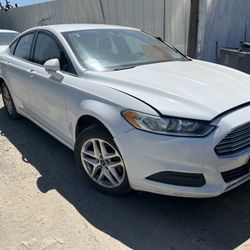 2013 ford fusion (Only parts———Solo partes)