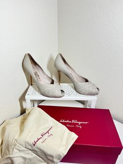 Salvatore Ferragamo "Gabriel" Beige Leather Pumps - Original Box (Pre-owned)