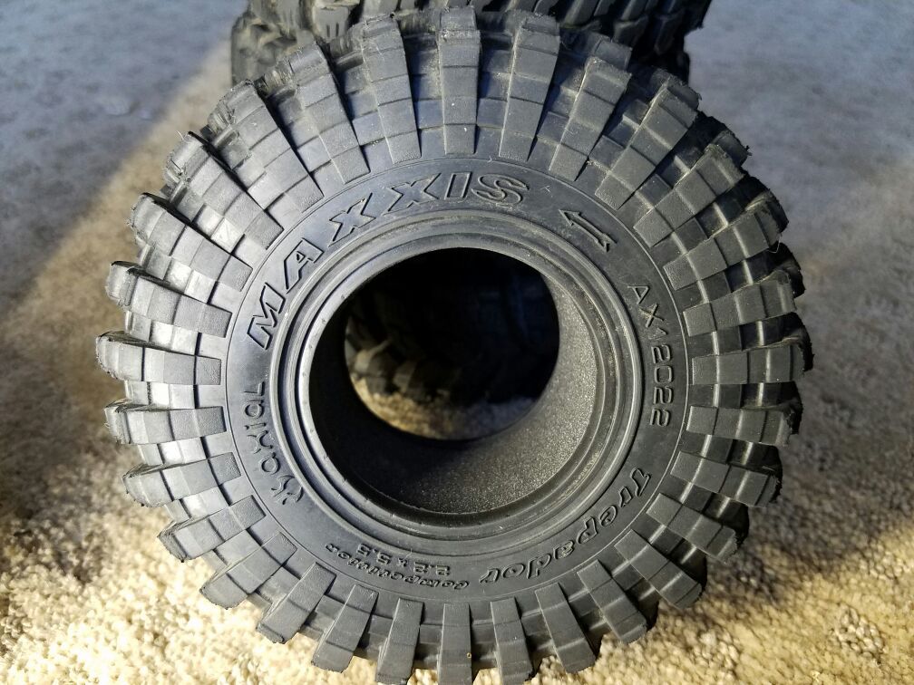 AXIAL MAXXIS TREPADOR 2.2 CRAWLER TIRES (USED)
