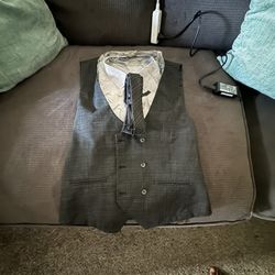 BRAND NEW NEVER WORE XL SLIM FIT DRESS SHIRT FOR MEN (Vest And Tie Included)