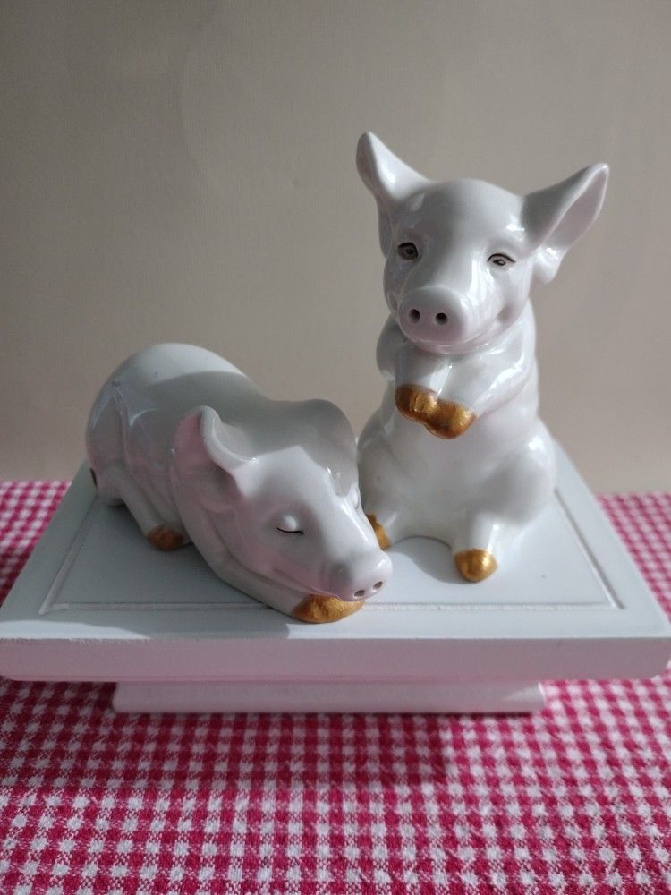 Vintage, Beautiful , Golden Paws, Pig, Salt And Pepper, Mint Condition.