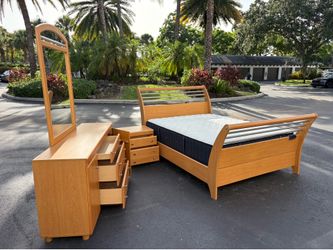 Beautiful Bedroom Set Queen Size Solid Wood Maple Color Like New by Palliser Furniture