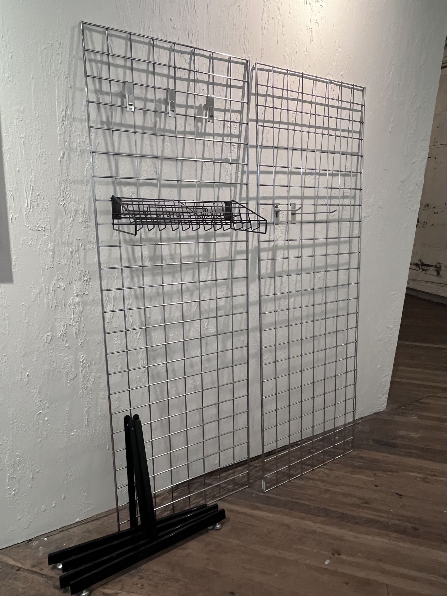 2 Grid Walls, Legs, Accessories