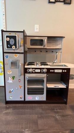 KidKraft Wooden Play Kitchen Set with Refrigerator, Oven & Microwave