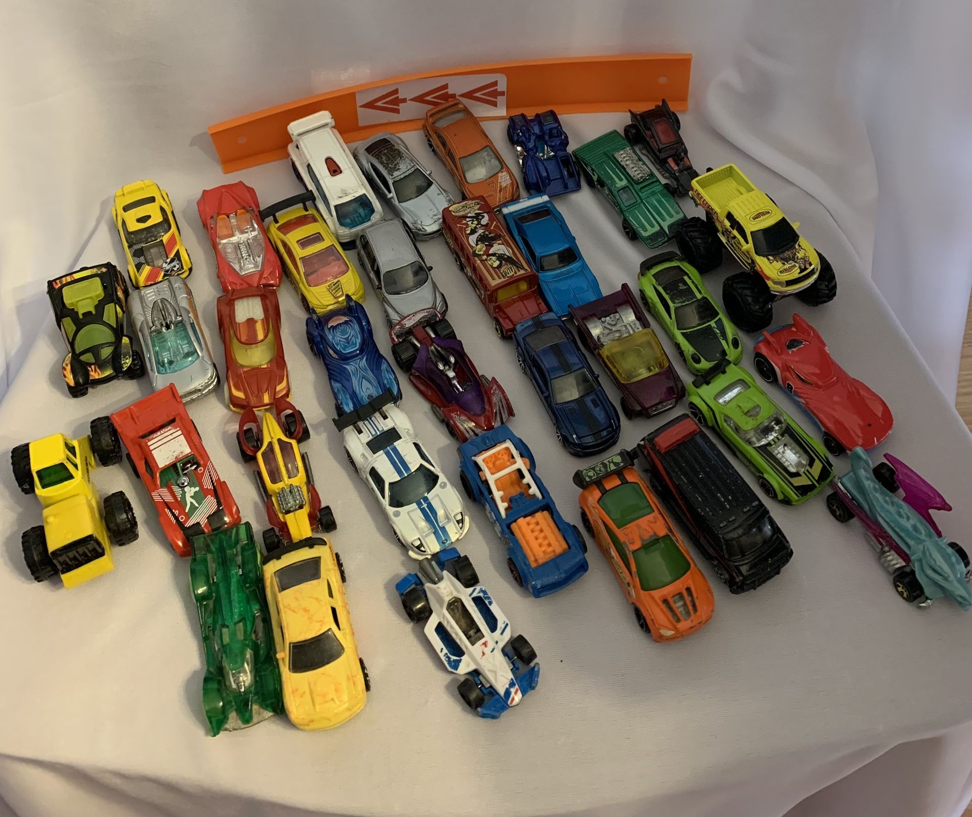 34 Hot Wheels And Mixed Brand Toy Cars