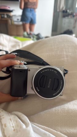 Sony Mirrorless Camera with 16-50mm Lens