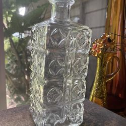 This vintage glass/crystal liquor/whiskey decanter / vase