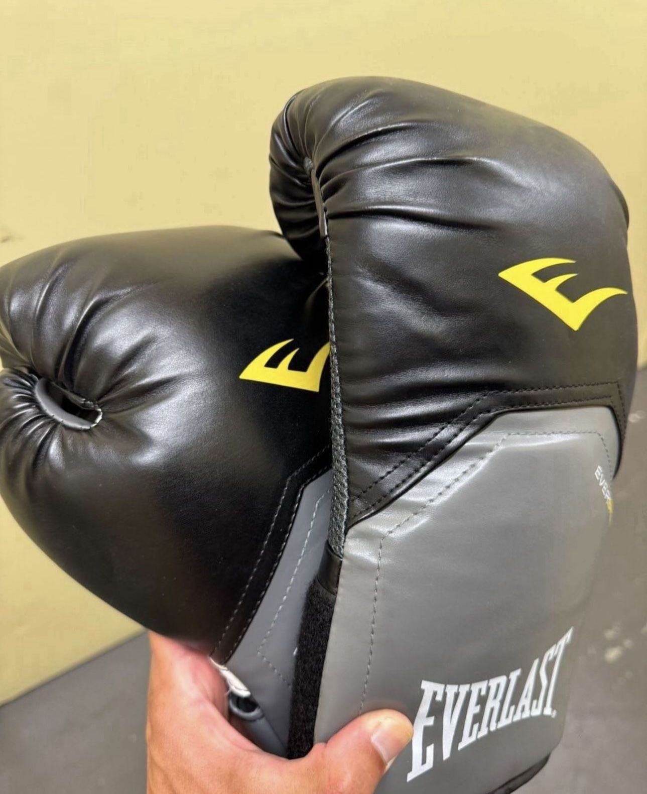 Like-New Everlast Boxing Gloves (16oz)