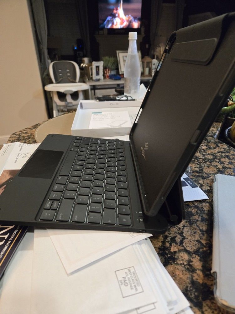 ESR REBOUND 360 MAGNETIC SUSPENSION KEYBOARD CASE FOR IPAD 13 PRO 2024