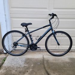 SPECIALIZED CROSSROADS City bike.  17" "M" ALUMINUM frame. 24 speed. 700×45C tires. Ready to ride. 
