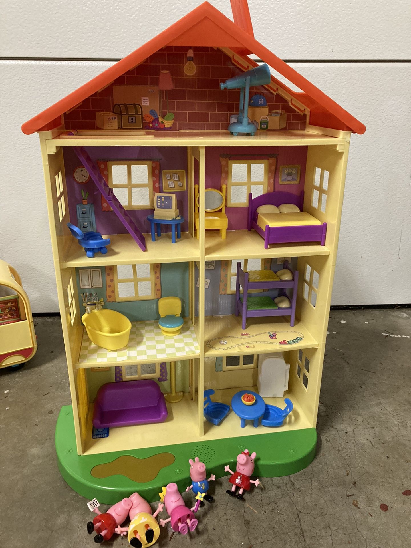 PENDING Peppa Pig House 