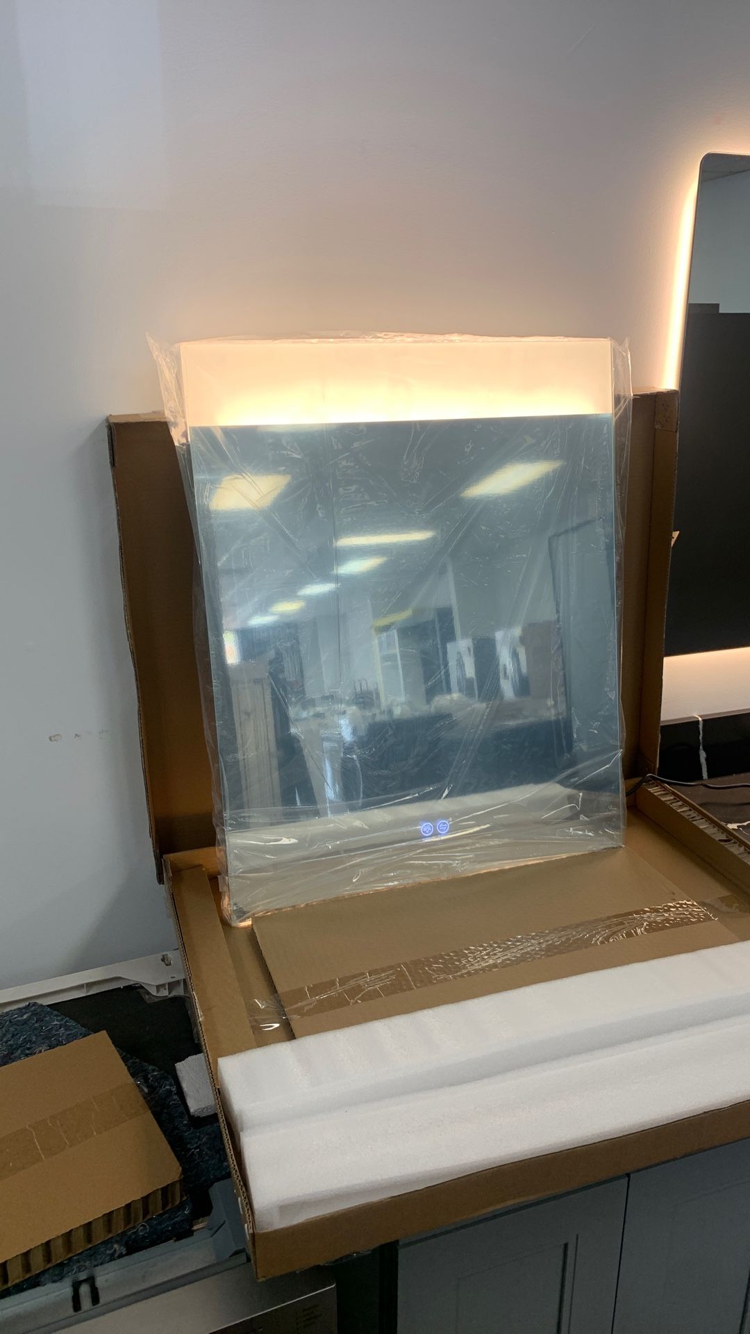 LED Mirror New 24โ X 30โ LXR02