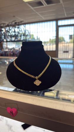Cuban With Clover Pendant