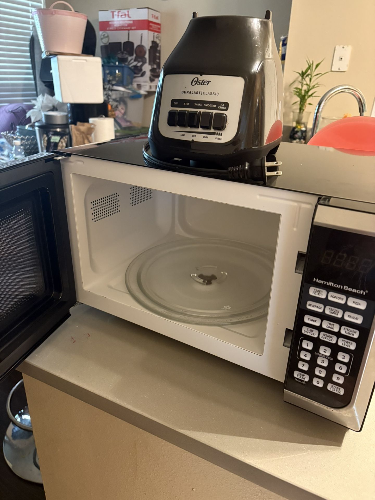 Se Vende Microondas Y Motor De Licuadora Oster Precio Razonable. Microwave and Blender Motor for Sale at a Reasonable Price