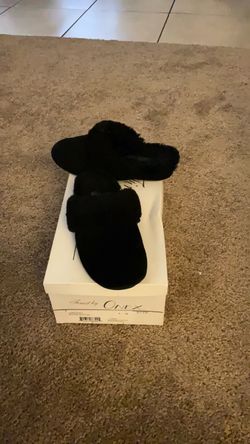 Onex Christina Black Fuzzy Slippers Size 5M