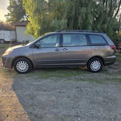 2005 toyota Sienna se 