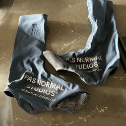 Pas normal shoe covers size small