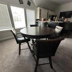 5-Piece Round Game / Porker Table Set in Chestnut Oak