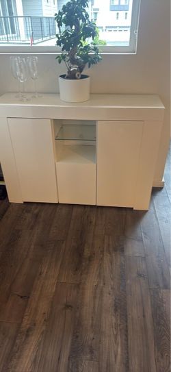White Gloss Sideboard with Glass Shelf