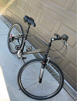 Infinity Boss Three Hybrid Bike – 7-Speed, Excellent Condition (Size 18")
