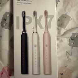 Electric Toothbrush With 3 Brushes. 