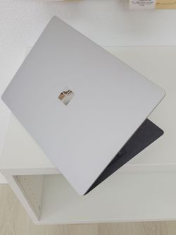 Microsoft - Surface Laptop - 13.5" Touchscreen (1782) Intel Core i5 – 4GB Memory - 128GB SSD Good Platinum