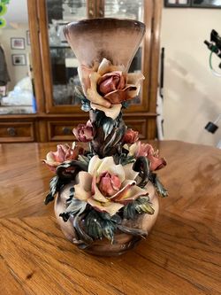 Vintage Italian Porcelain Vase with “Certificato Di Garanzia” Tag Inside with 9 Pointed Crown 1093/C  Condition:  Vase is beautiful but unfortunately 