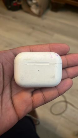 Apple AirPods Pro charging case