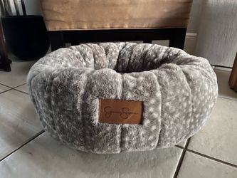 22" Jessica Simpson Donut Dog Bed- Small