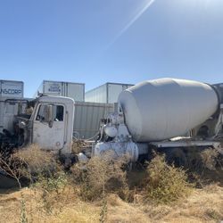 2003 Peterbilt  Concrete Mixer *FOR PARTS*