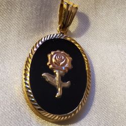 18K Onyx Oval Pendant With Rosegold Rose - 1 1/8"
