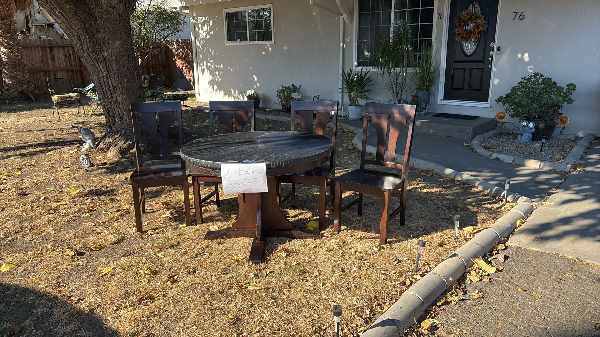 Free dining table