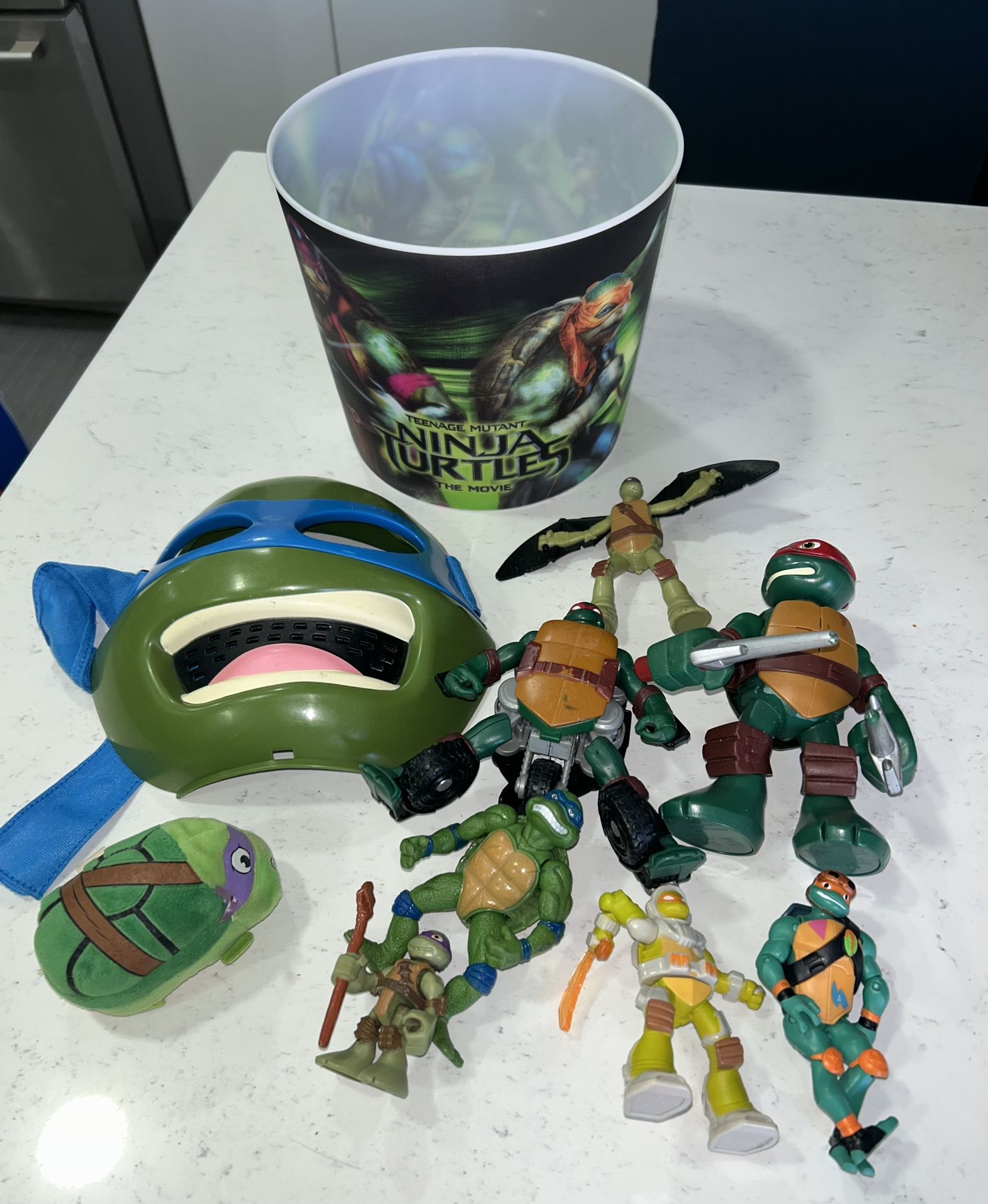 Halloween kids Ninja Turtles mask, bucket and figures