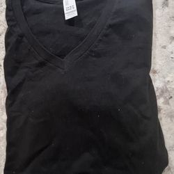 (BB - 9)  DISTRICT WOMEN'S BLACK V-NECK T-SHIRT  SIZE X-SMALL 