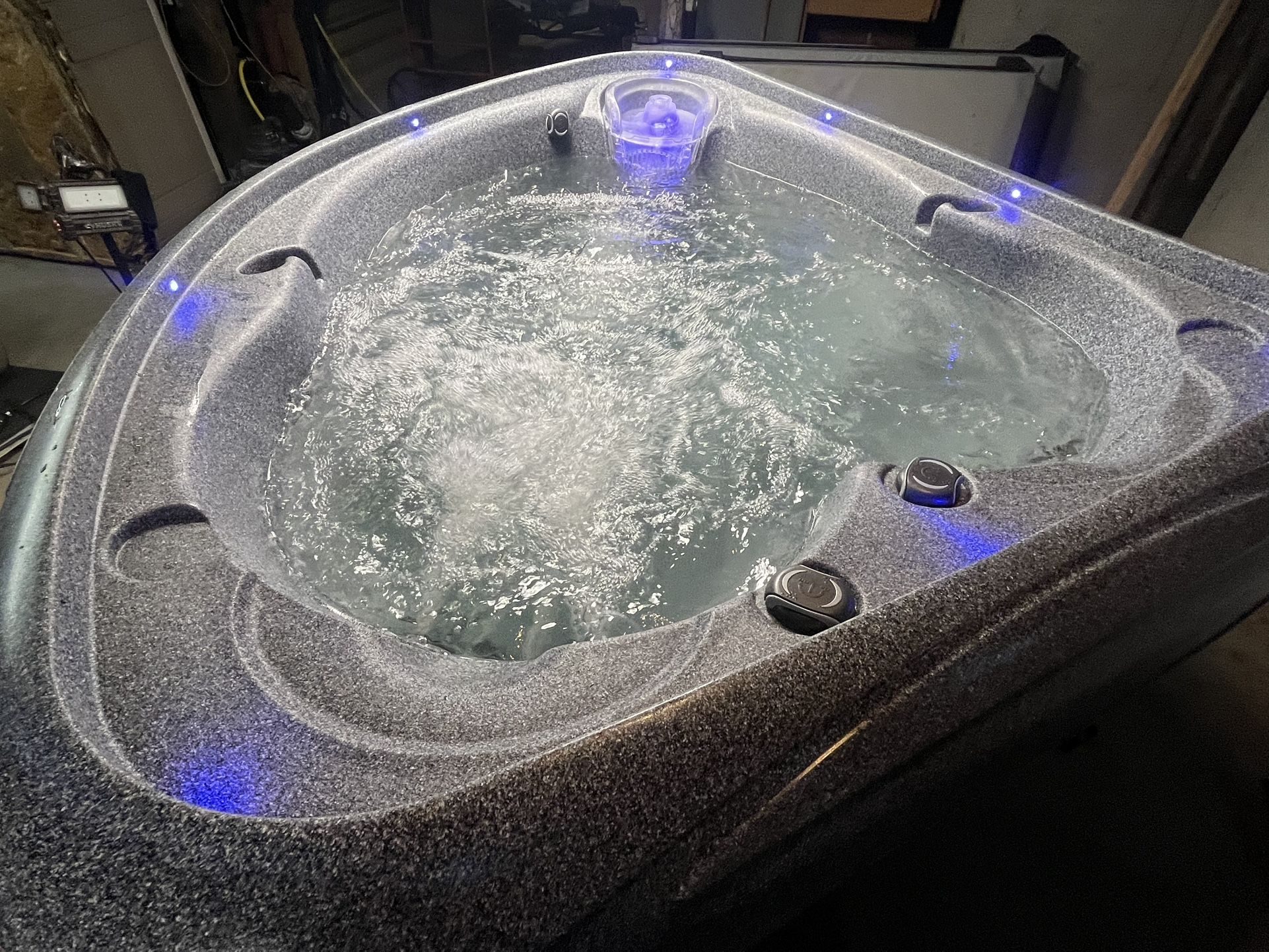 Really Nice 2-3 Person Dream Maker Hot Tub 110 Volt With Nice Cover