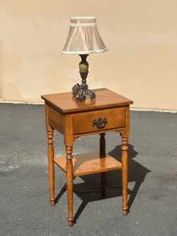 Antique End table with lamp