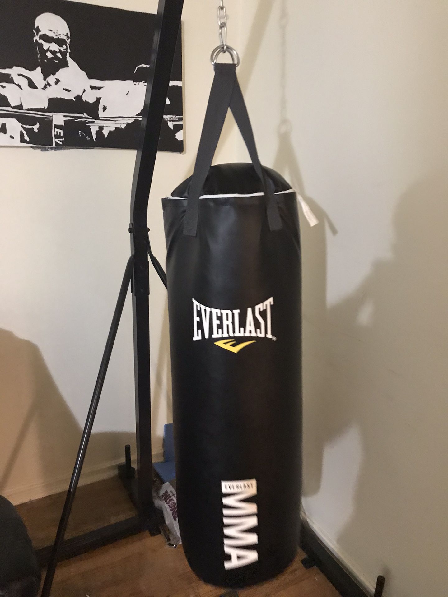 Everlast punching bag and stand with boxing gloves