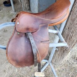 Bevel English Saddle. Good Condition