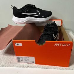 NIKE DOWNSHIFTER 12 E4 NEW SIZE 9.5