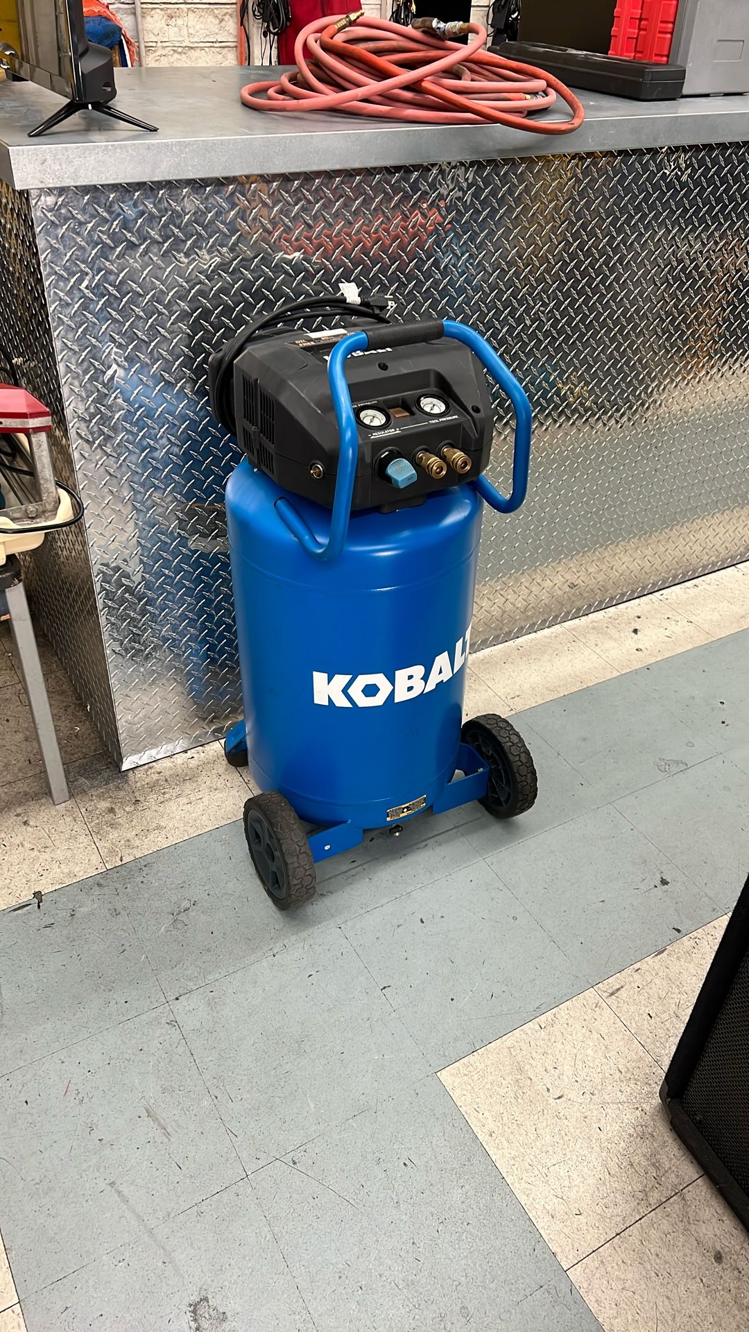 Kobalt LK20175 20 Gallon Portable Vertical Air Compressor