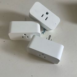 Three Amazon smart plugs
