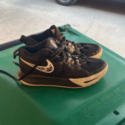 Nike Kyrie Irving Size 4Y