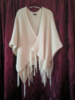 Knit White Shawl In Good Condition 