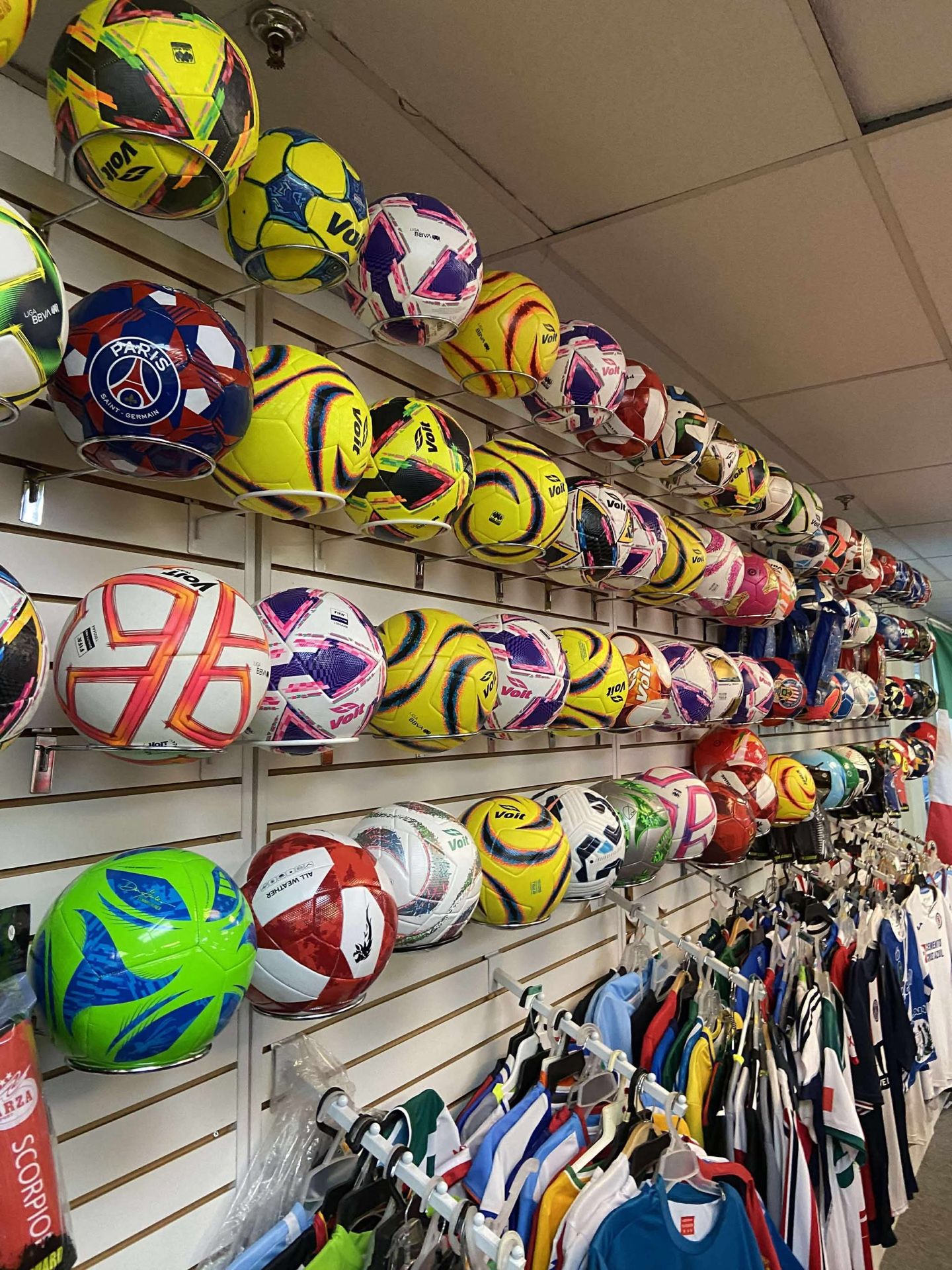 Gran variedad de balones de futbol soccer
