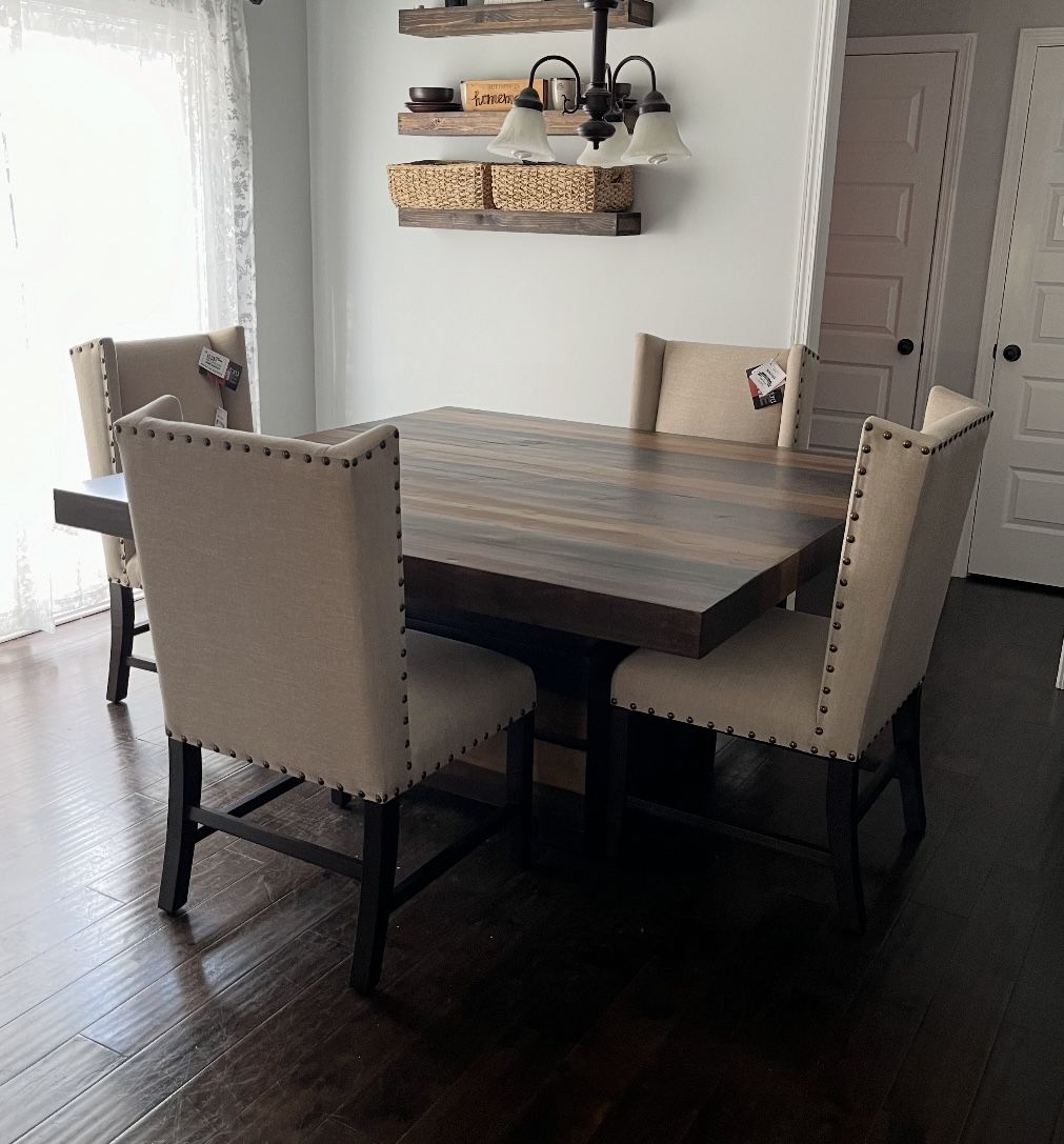 Beautiful Like New Dining Room Set