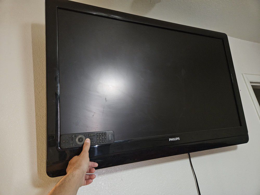 32 Inch TV With Remote 