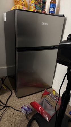 Mini fridge with freezer